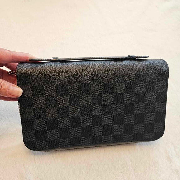 Louis Vuitton Men’s Wallet - Picture 8 of 9